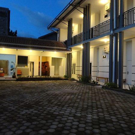 Pendowo Huis Guest House Yogyakarta Exterior photo