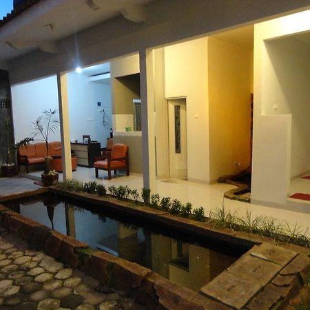 Pendowo Huis Guest House Yogyakarta Exterior photo